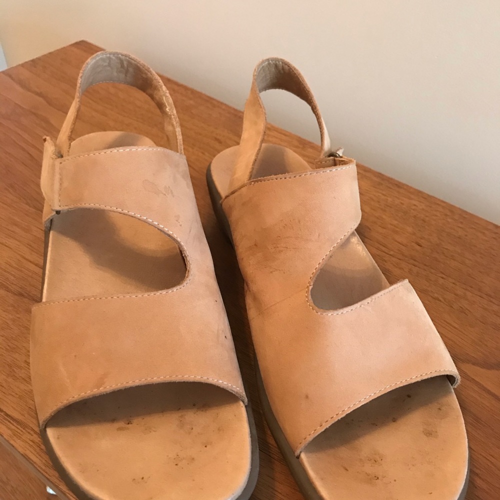 Beige sandals 8N